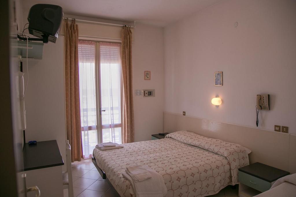 Hotel Heaven Римини Номер фото